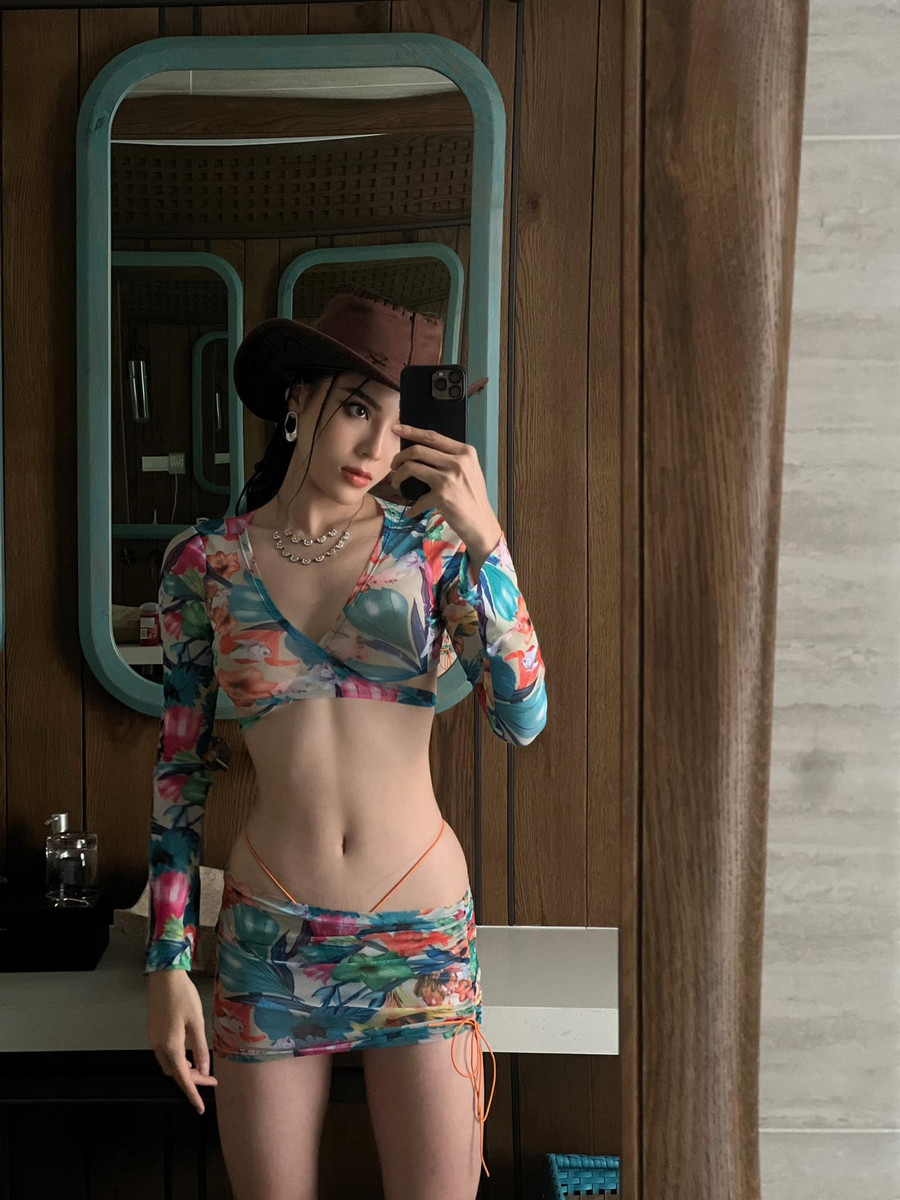 Hoa hậu Kỳ Duyên vừa gây chú ý khi đăng tải những hình ảnh nóng bỏng trên trang cá nhân. Cô diện thiết kế váy ngắn khoe hình thể nóng bỏng trước gương. Người đẹp 26 tuổi sở hữu body bốc lửa khiến người xem phải trầm trồ. Ảnh: FBNV