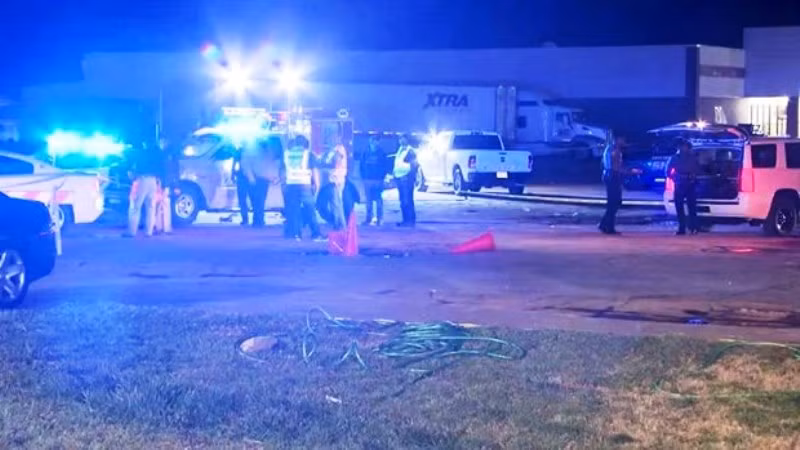 Cảnh sát điều tra hiện trường vụ xả súng. Nguồn: KATV