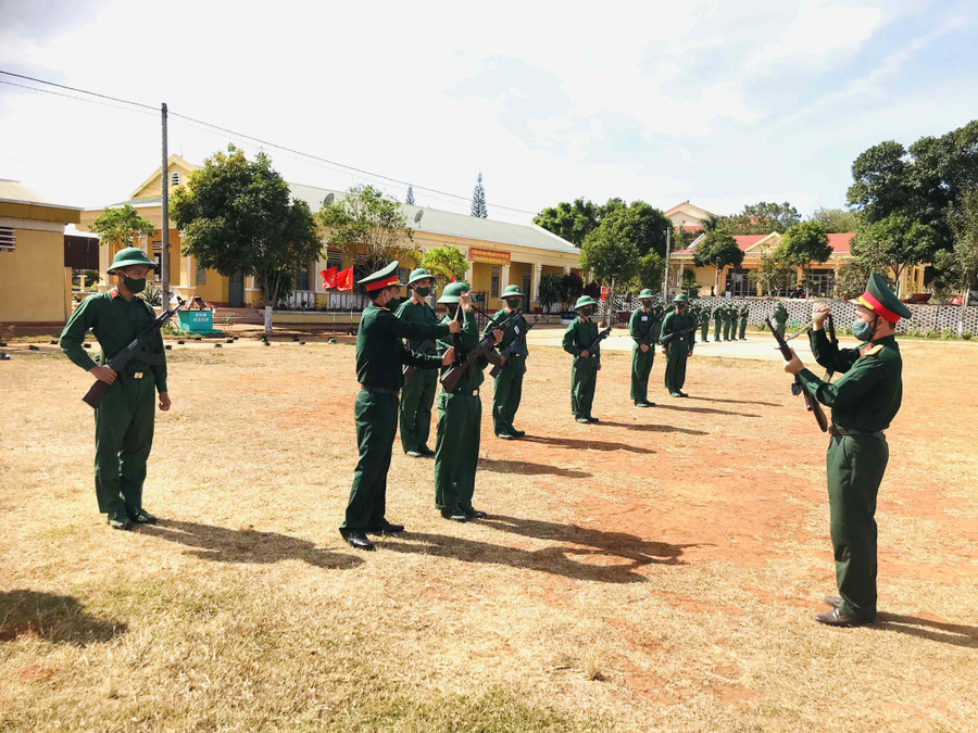 Những chiến sĩ mới trên thao trường huấn luyện của Trung đoàn 48 (Sư đoàn 320). Ảnh: Lê Quang