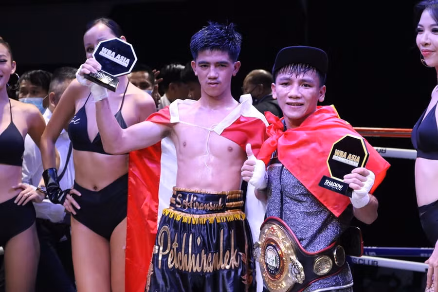 Lê Hữu Toàn (phải) thua kém thể hình như thi đấu rất hay trước đối thủ Thái Lan. Ảnh: Nam Trung