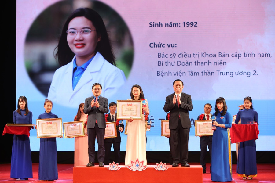 Những bác sĩ trẻ đươc tuyên dương tại buổi lễ. Ảnh: Đăng Hải