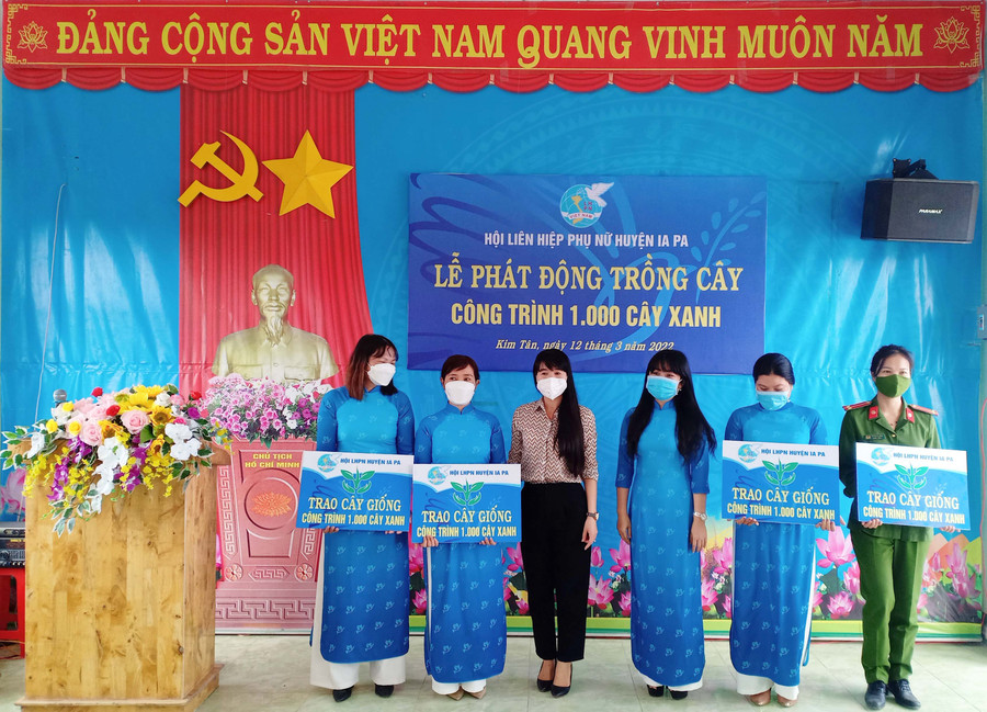 Hội LHPN huyện hỗ trợ giống cây cho các cơ sở Hội. Ảnh: Như Loan
