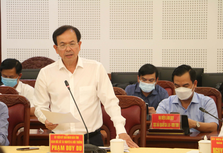 Giám đốc Sở Tài nguyên và Môi trường Phạm Duy Du tham gia phát biểu tại hội nghị. Ảnh: Nguyễn Quang Giám đốc Sở Tài nguyên và Môi trường Phạm Duy Du tham gia phát biểu tại hội nghị