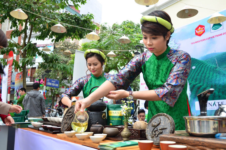 Nhân viên Tổng công ty trà Việt Nam pha trà mời khách nhân sự kiện Tea Master Cup ở Hà Nội. Ảnh: Lam Phong 