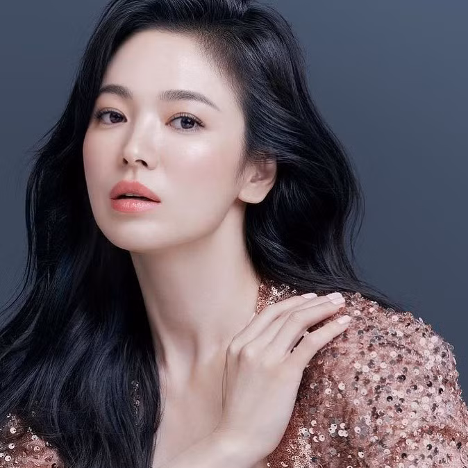 Trong những bức hình quảng cáo mỹ phẩm mới đây, cô lại trở về hình ảnh nàng thơ với vẻ đẹp “sương sương”, làn da trắng sáng mịn màng tôn những đường nét gương mặt đẹp hoàn hảo, tựa như mỹ nhân từ trong tranh bước ra đời thực.