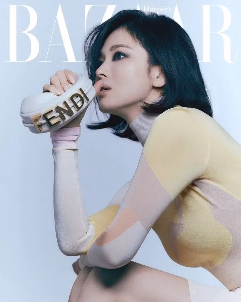 Ở tuổi 40, quý cô độc thân vẫn trẻ trung, ngày càng tỏa sáng rực rỡ, không ngừng làm mới hình ảnh với nhiều phong cách khác nhau và lần F5 nào cũng khiến netizen bất ngờ. Loạt ảnh Song Hye Kyo mới đây trên tạp chí Harper’s Bazaar diện thời trang Fendi đẹp xuất sắc đậm chất high fashion, với kiểu tóc bob ngắn và make up ấn tượng, đánh phấn mắt cùng eyeliner đậm cực kỳ sắc sảo.