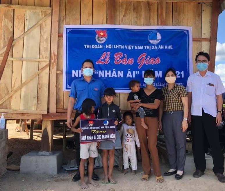 Bàn giao Nhà Nhân ái tại làng Hòa Bình- xã Tú An. Ảnh: Việt Cường