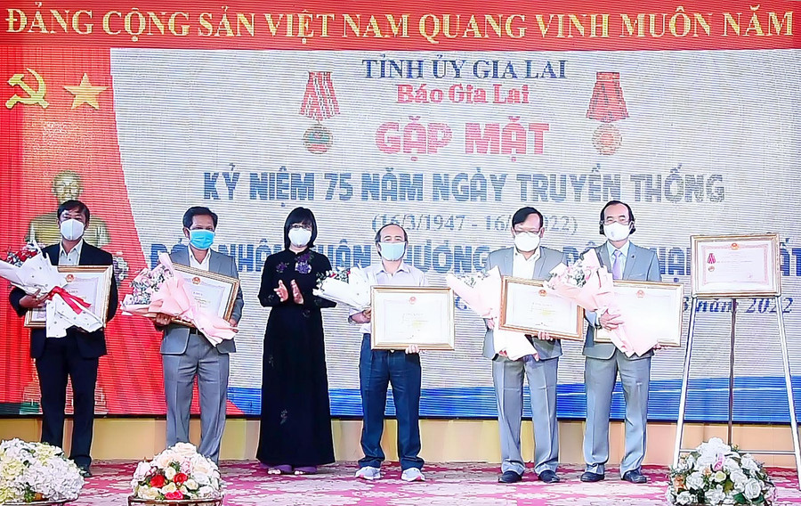 Phó Chủ tịch UBND tỉnh Nguyễn Thị Thanh Lịch trao bằng khen của Chủ tịch UBND tỉnh cho các cá nhân vì đã có nhiều thành tích cống hiến, đóng góp vào sự nghiệp xây dựng và phát triển Báo Gia Lai. Ảnh: Đức Thụy Dịp này, Tổng Biên tập Báo Gia Lai Huỳnh Kiên và tập thể Phòng Thư ký Tòa soạn được nhận bằng khen của Thủ tướng Chính phủ. Ảnh: Đức Thụy