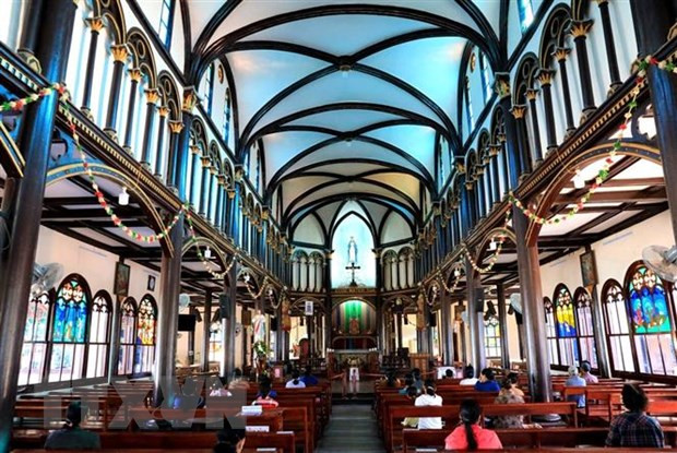 Vẻ độc đáo của nhà thờ được xây dựng bằng chất liệu gỗ toát lên vẻ trang nghiêm của nơi thờ phụng mà vẫn rất gần gũi với cuộc sống của người dân. Ảnh: Thành Đạt/TTXVN