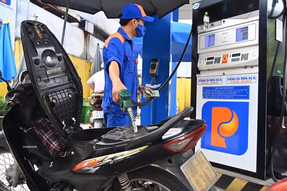  Hình ảnh đổ xăng tại một cửa hàng xăng dầu