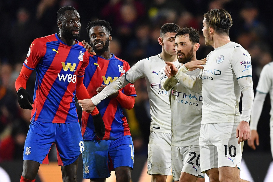 Man City (áo trắng) đang mở ra cơ hội cho Liverpool trong cuộc đua vô địch. Ảnh: AFP