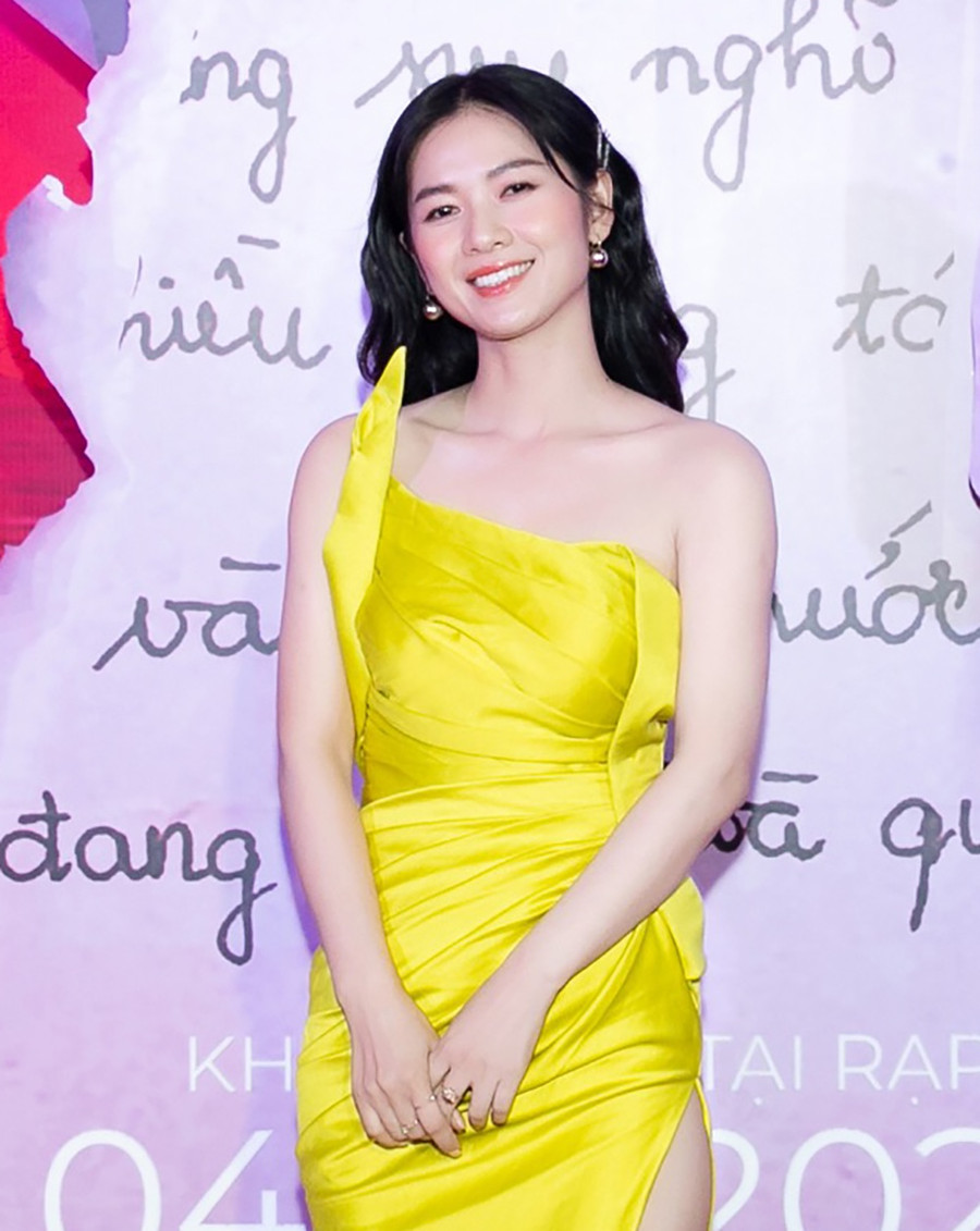 Nữ chính Oanh Kiều trong vai An Nhiên - một cô gái gặp vấn đề về tâm lý, tự cho rằng mình gặp Lê Vân - là nhân vật do An Nhiên tự tưởng tượng trong cuốn tiểu thuyết Lời thì thầm của mình. Để chuẩn bị cho vai diễn, Oanh Kiều đã phải đi học tâm lý học vài tháng. Trên thảm đỏ, Oanh Kiều diện chiếc đầm vàng khoe vóc dáng mảnh mai. Ảnh: ĐPCC