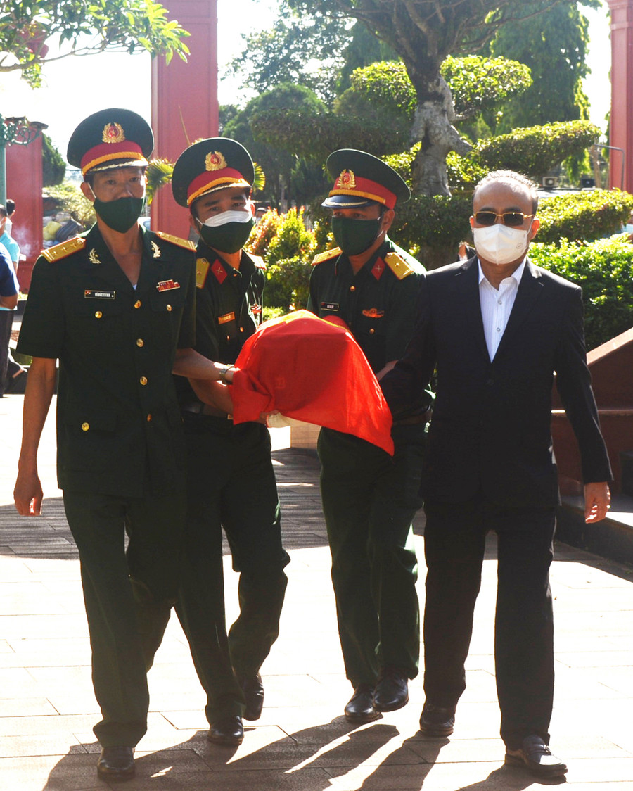 Lãnh đạo cấp ủy, chính quyền cùng cán bộ, chiến sĩ LLVT đưa các Liệt sĩ về nơi an nghỉ cuối cùng tại Nghĩa trang liệt sĩ huyện Chư Sê. Ảnh: Văn Hùng