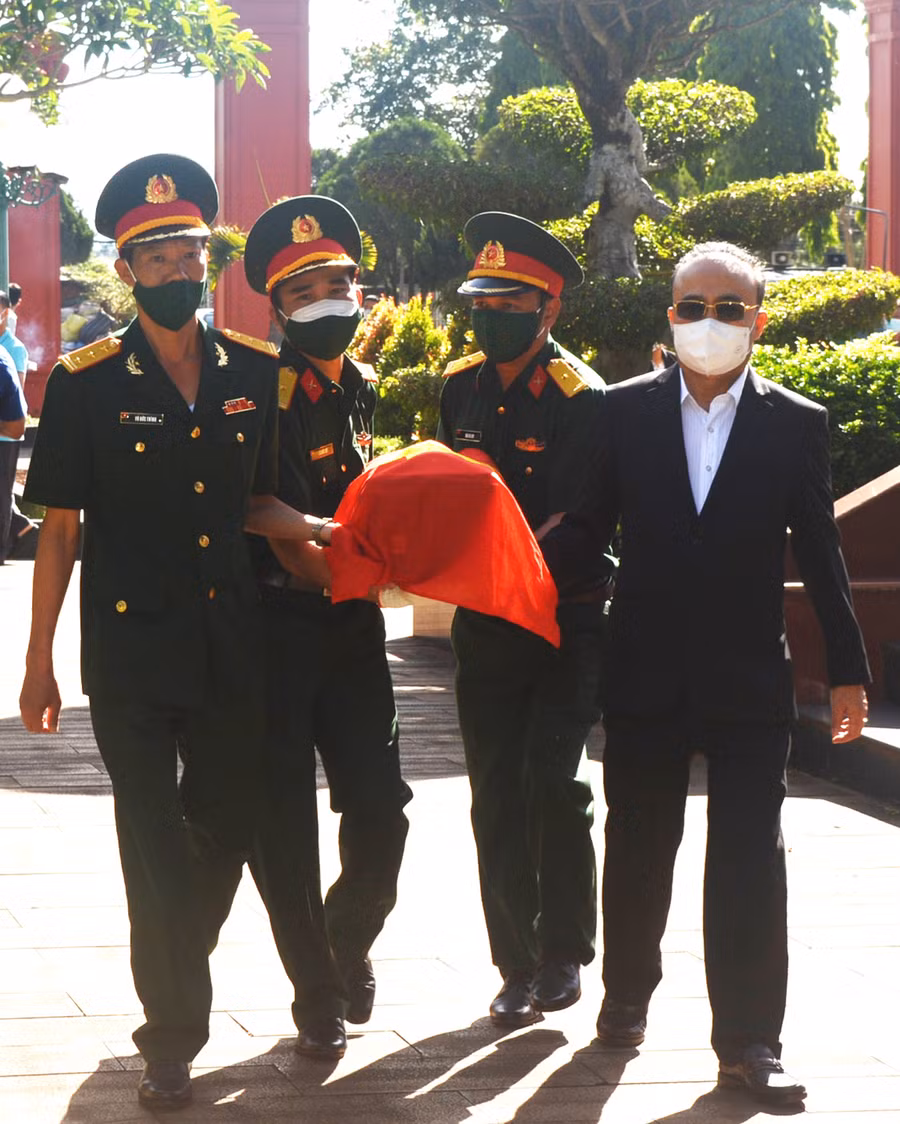 Lãnh đạo cấp ủy, chính quyền cùng cán bộ, chiến sĩ LLVT đưa các Liệt sĩ về nơi an nghỉ cuối cùng tại Nghĩa trang liệt sĩ huyện Chư Sê. Ảnh: Văn Hùng