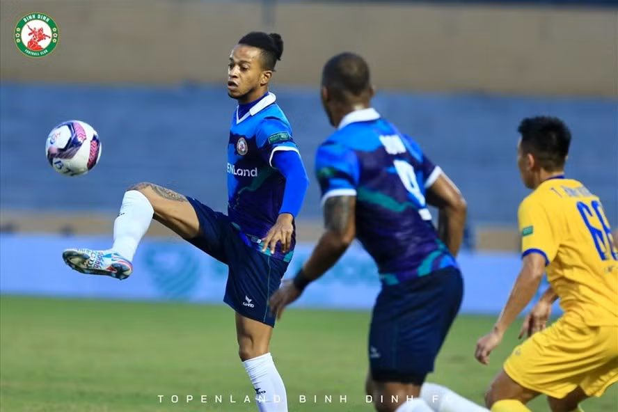 Jermie Lynch ghi bàn giúp Bình Định thắng trận đầu tiên ở V.League 2022. Ảnh: CLB Bình Định