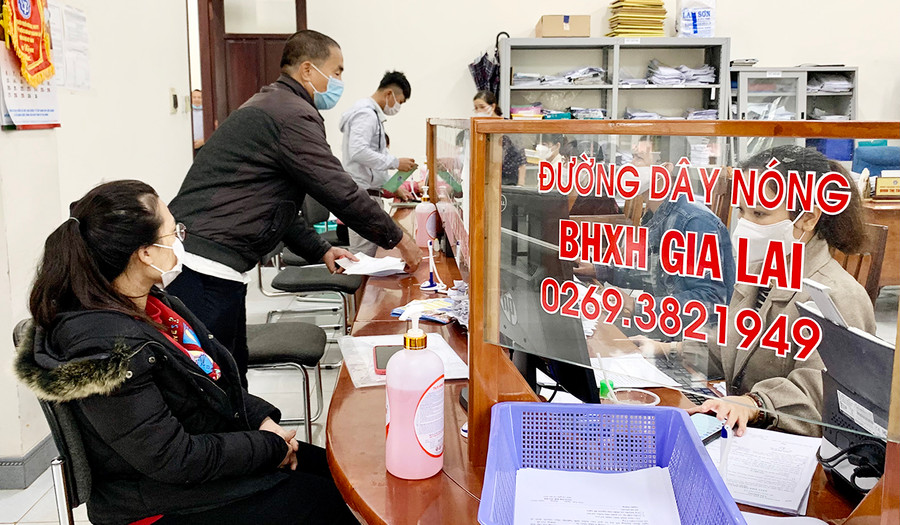 Cán bộ BHXH tỉnh hướng dẫn người dân các thủ tục liên quan trong giải quyết chính sách BHXH. Ảnh: Như Nguyện Cán bộ BHXH tỉnh hướng dẫn người dân các thủ tục liên quan trong giải quyết chính sách BHXH. Ảnh: Như Nguyện