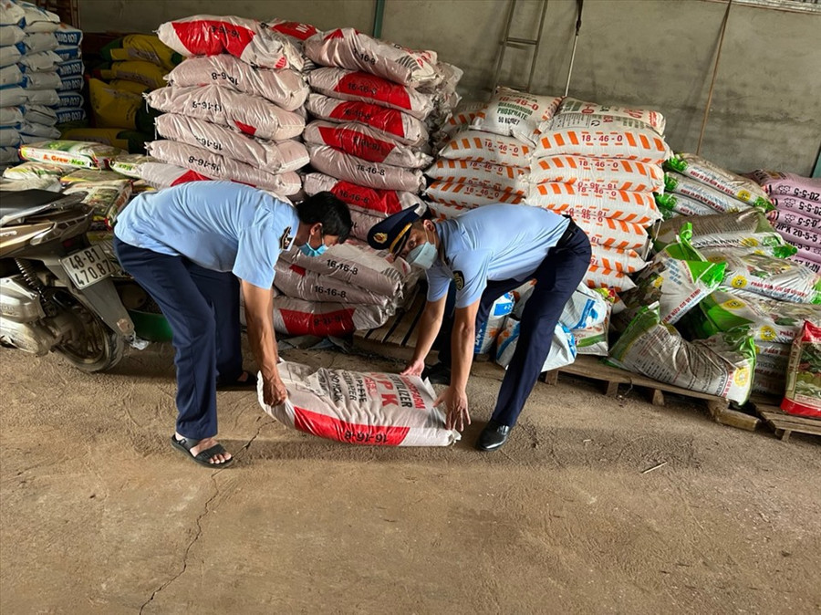 Cục Quản lý thị trường tỉnh Đắk Nông làm việc với chủ cơ sở kinh doanh phân bón Gia Bảo, ở xã Nhân Cơ. Ảnh: QLTT 