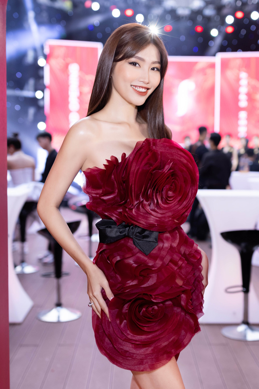 Chế Nguyễn Quỳnh Châu ghi điểm mặc đẹp với chiếc váy ngắn được tạo hình từ những bông hoa dù hơi 