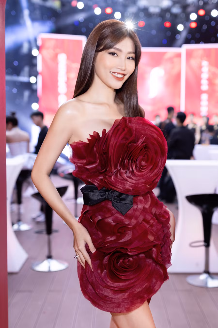 Chế Nguyễn Quỳnh Châu ghi điểm mặc đẹp với chiếc váy ngắn được tạo hình từ những bông hoa dù hơi 