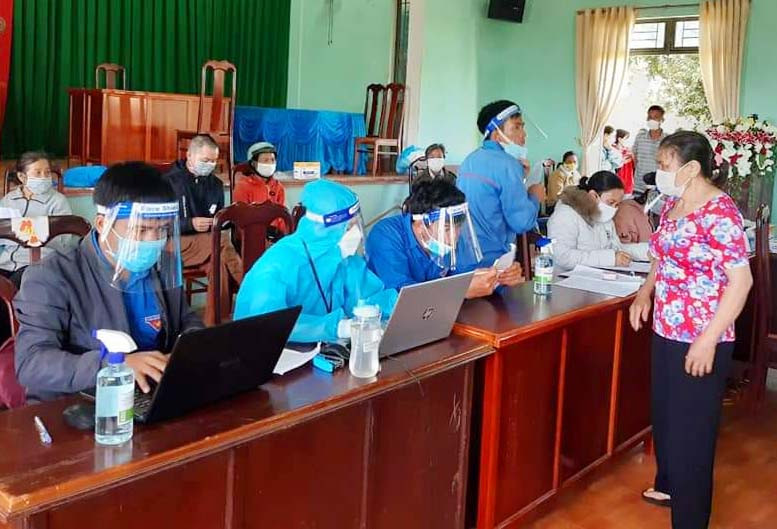 Tham gia hỗ trợ đội ngũ y tế tiêm phòng vắc xin Covid-19. Ảnh: Lương Đức