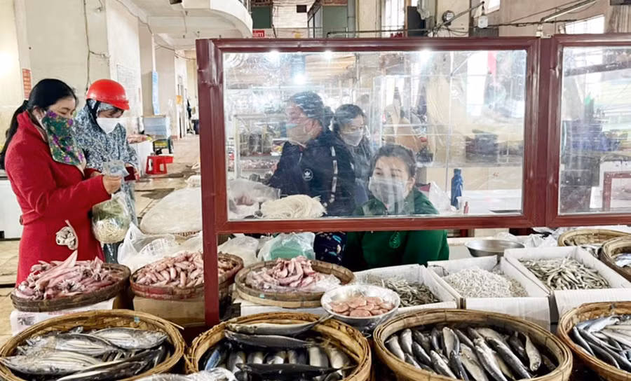  Giá một số mặt hàng tại các chợ truyền thống đã tăng nhẹ sau khi xăng, dầu tăng giá. Ảnh: Vũ Thảo