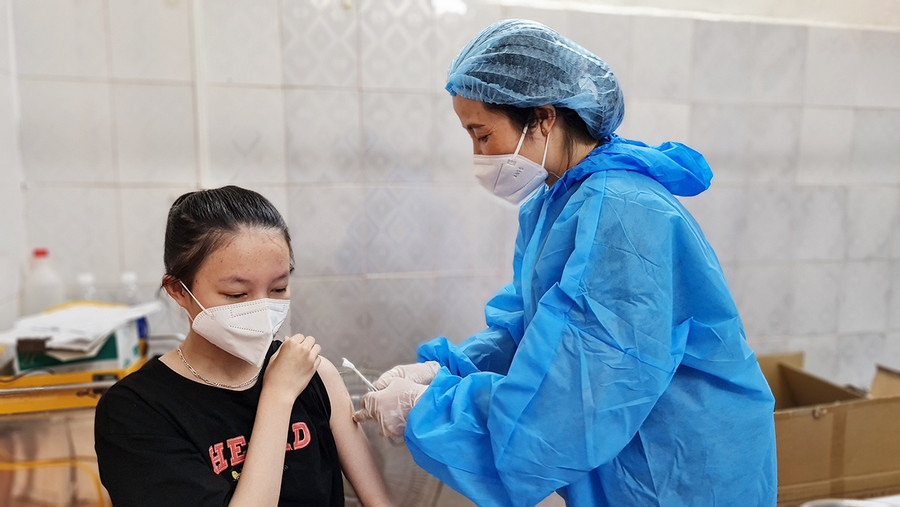 Tiêm vắc xin mũi tăng cường phòng Covid-19 cho trẻ tại Trung tâm Y tế TP. Pleiku. Ảnh: Bá Bính