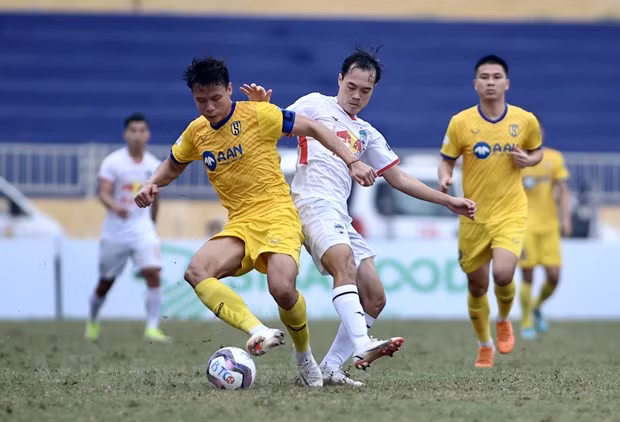 Trung vệ Quế Ngọc Hải khiến Văn Toàn và Công Phượng không có tình huống nguy hiểm. Ảnh: PV/Vietnam+