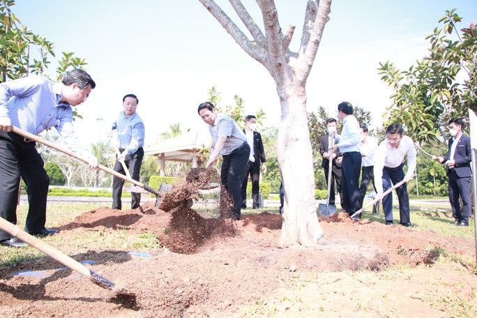 Thủ tướng Phạm Minh Chính trồng cây lưu niệm trong khuôn viên Tượng đài Mẹ Việt Nam Anh hùng Thủ tướng Phạm Minh Chính trồng cây lưu niệm trong khuôn viên Tượng đài Mẹ Việt Nam Anh hùng