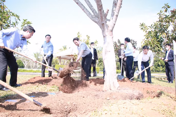 Thủ tướng Phạm Minh Chính trồng cây lưu niệm trong khuôn viên Tượng đài Mẹ Việt Nam Anh hùng