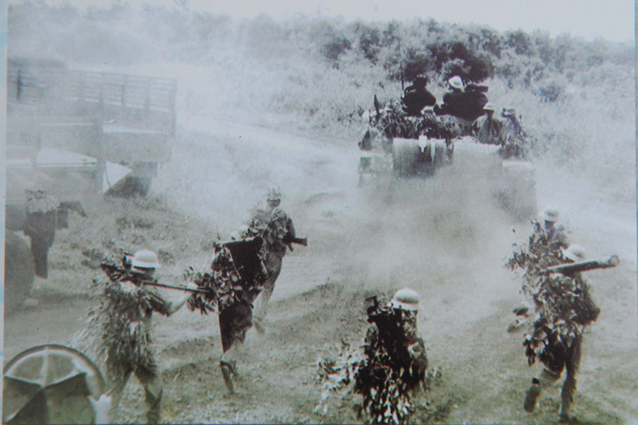 Bộ đội Trung đoàn 64 (Sư đoàn 320) cơ động từ Đạt Lý về Cheo Reo chiều 17-3-1975 (ảnh tư liệu).