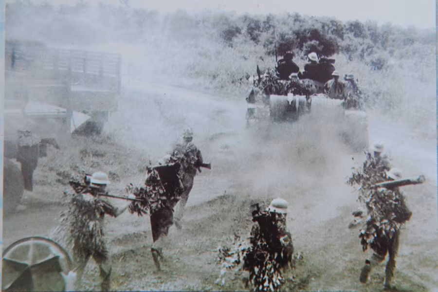 Bộ đội Trung đoàn 64 (Sư đoàn 320) cơ động từ Đạt Lý về Cheo Reo chiều 17-3-1975 (ảnh tư liệu).