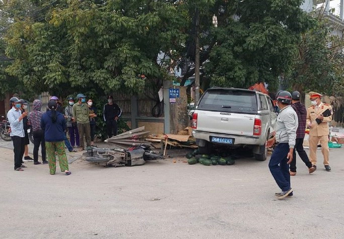 Hiện trường vụ tai nạn nghiêm trọng xe biển xanh tông chết 2 người