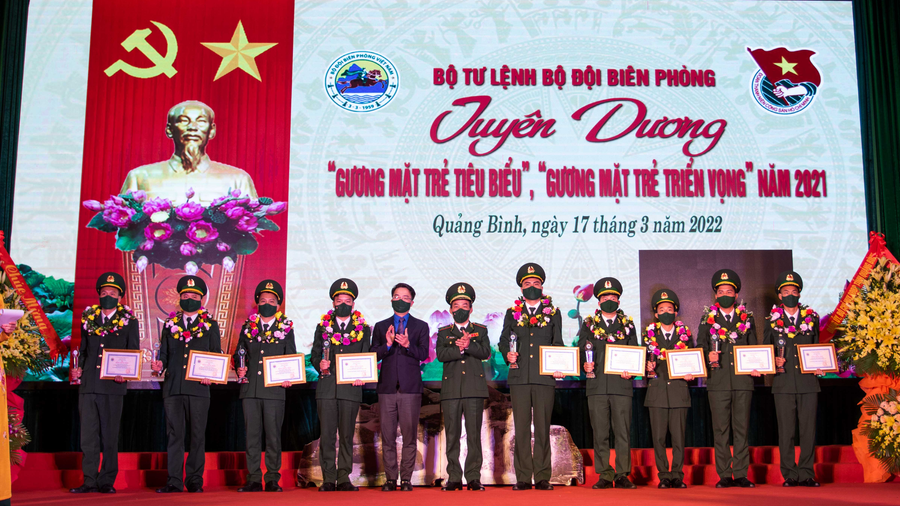 Trung tướng Đỗ Danh Vượng, Chính ủy Bộ đội biên phòng và anh Nguyễn Tường Lâm, Bí thư Trung ương Đoàn, trao thưởng cho 10 "Gương mặt trẻ tiêu biểu" bộ đội biên phòng 2021. Ảnh: Bá Cường Trung tướng Đỗ Danh Vượng, Chính ủy Bộ đội biên phòng và anh Nguyễn Tường Lâm, Bí thư Trung ương Đoàn, trao thưởng cho 10