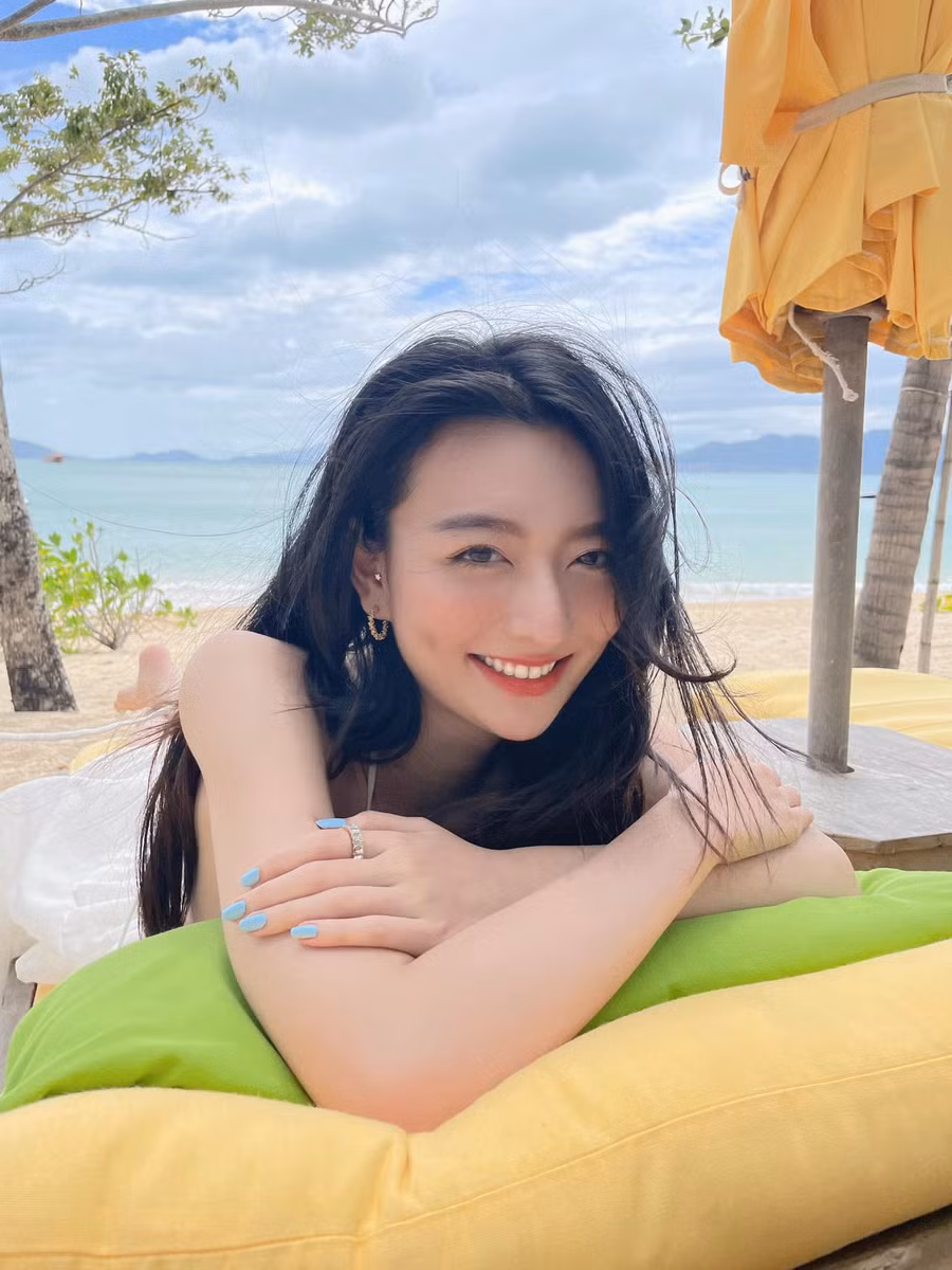 Xuân Mai sở hữu chiều cao 1,74m, số đo ba vòng 80-60-94. Cô vừa tốt nghiệp khoa Thanh nhạc tại Trường cao đẳng Văn hóa Nghệ thuật TP.HCM. Ngoài năng khiếu nhảy, rap, người đẹp sinh năm 1999 còn tham gia nhiều TVC, quảng cáo cho các thương hiệu… Ảnh: FBNV