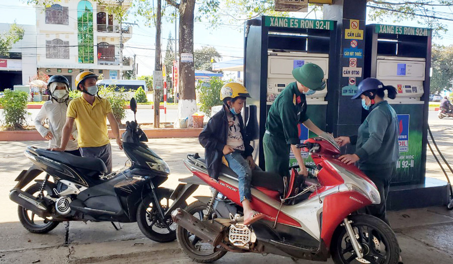 Các cửa hàng xăng dầu trên địa bàn TP. Pleiku vẫn mở cửa hoạt động bình thường sau Tết Nguyên đán. Ảnh: Sơn Ca