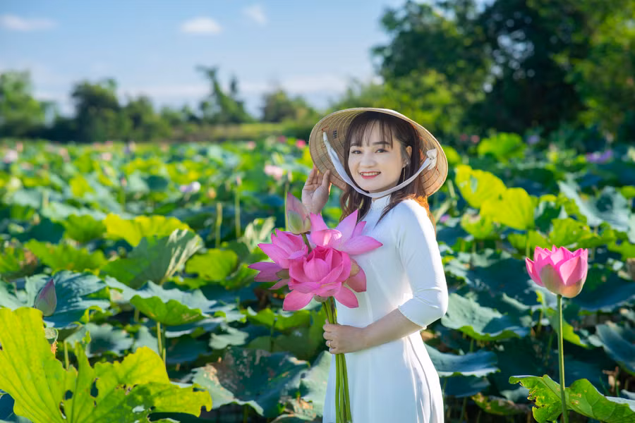 Chị Vòng Thị Huyền (TP. Pleiku) tranh thủ chụp lại những tấm hình đẹp để giới thiệu đến du khách gần xa cùng tham quan, trải nghiệm. Ảnh: Phạm Quý