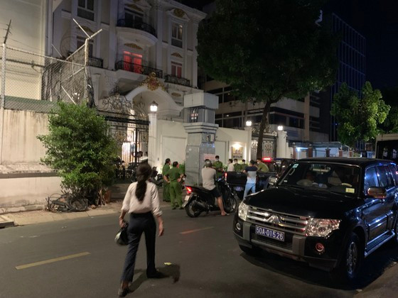  Sau nhiều giờ khám xét, công an thu giữ nhiều tài liệu và chứng cứ có liên quan. Ảnh: CHÍ THẠCH