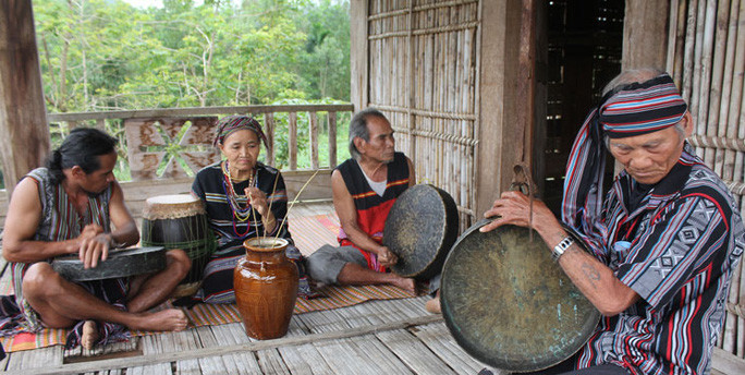 Già làng Phạm Văn Đệ (bìa phải) cùng người làng tấu chiêng ba