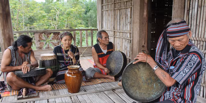 Già làng Phạm Văn Đệ (bìa phải) cùng người làng tấu chiêng ba