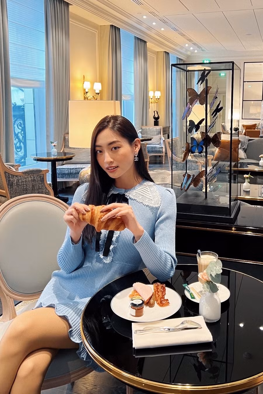 Mới đây, Hoa hậu Lương Thùy Linh và Á hậu Phương Anh có chuyến công tác ngắn ngày tại Pháp. Cả hai sẽ tham gia Tuần lễ thời trang Paris 2022 cùng với hàng loạt ngôi sao nổi tiếng khác trên thế giới như Rihanna, Jisoo (Black Pink), Anya Taylor-Joy.... Ảnh: NVCC