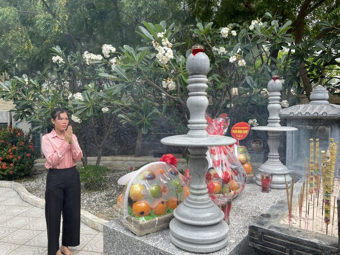 Chị Trần Thị Thủy, con gái Anh hùng Lực lượng vũ trang nhân dân Trần Văn Phương - người đã hy sinh trong trận hải chiến trên đảo Gạc Ma ngày 14-3-1988, thắp hương cho cha và các đồng đội. Thủy cho biết khi chị còn trong bụng mẹ thì người cha đã hy sinh. Trước đó, thiếu úy Trần Văn Phương đã gửi thư đong đầy tình yêu thương dặn dò vợ giữ gìn sức khỏe...