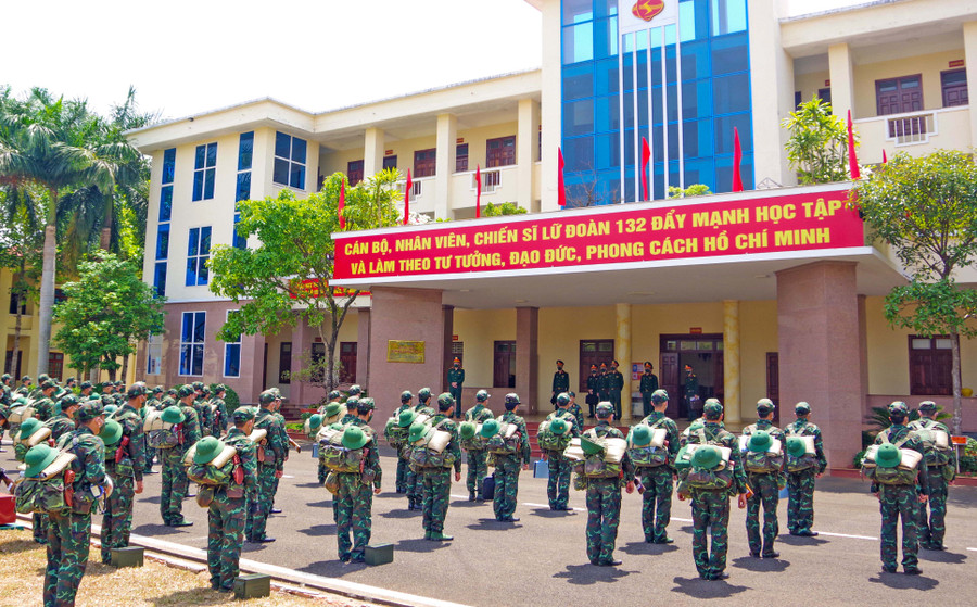 Lữ đoàn 132 hạ đạt mệnh lệnh hành quân trong chuyển trạng thái sẵn sàng chiến đấu. Ảnh: Sơn Tùng Lữ đoàn 132 hạ đạt mệnh lệnh hành quân trong chuyển trạng thái sẵn sàng chiến đấu. Ảnh: Sơn Tùng