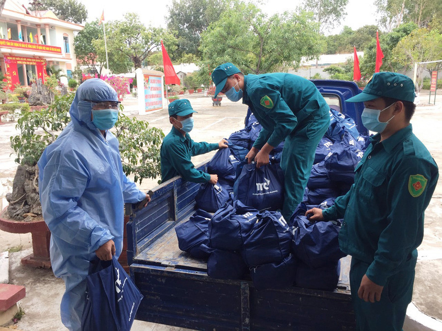 Lực lượng dân quân chuẩn bị nhu yếu phẩm phục vụ nhân dân. Ảnh: Vĩnh Hoàng