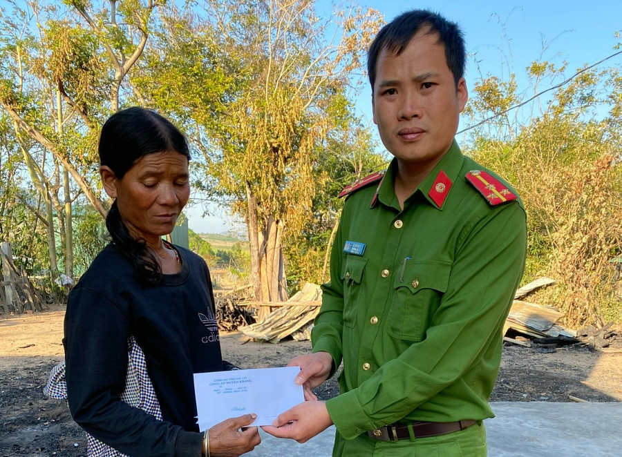 Công an xã Tơ Tung và lãnh đạo Công an huyện Kbang phối hợp với mạnh thường quân trao tặng xe đạp cho học sinh nghèo vượt khó. Ảnh: Nguyễn Hữu