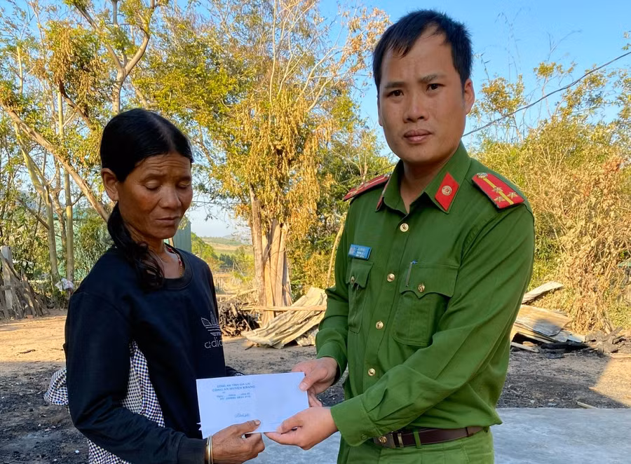 Công an xã Tơ Tung và lãnh đạo Công an huyện Kbang phối hợp với mạnh thường quân trao tặng xe đạp cho học sinh nghèo vượt khó. Ảnh: Nguyễn Hữu