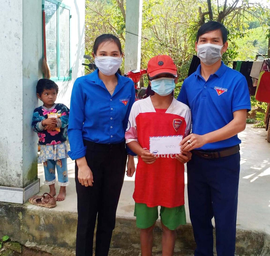 Đoàn viên, thanh niên thị xã An Khê tặng quà cho học sinh có hoàn cảnh khó khăn. Ảnh: Nguyễn Diệp
