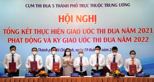 Lãnh đạo 5 thành phố trực thuộc Trung ương ký giao ước thi đua năm 2022