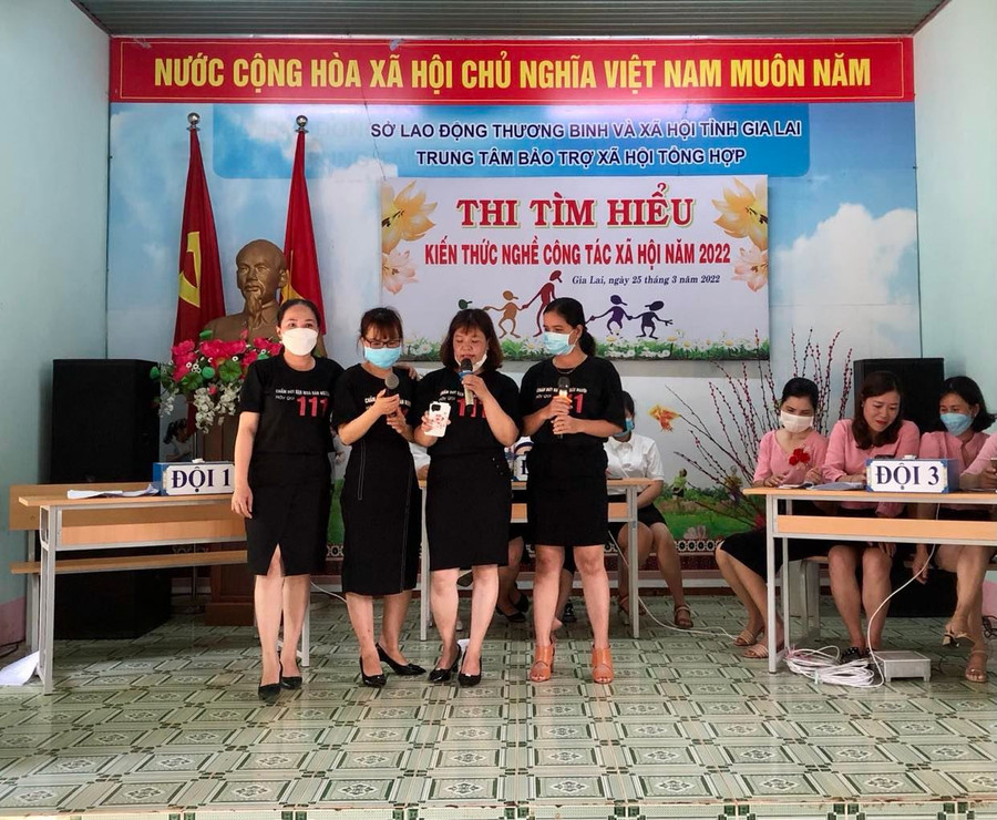 Đội thi tham gia phần thi chào hỏi tại Cuộc thi Tìm hiểu kiến thức nghề Công tác xã hội. Ảnh: Phan Lài