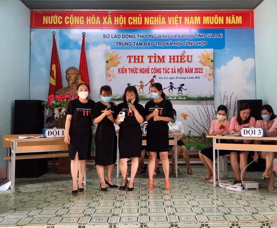 Đội thi tham gia phần thi chào hỏi tại Cuộc thi Tìm hiểu kiến thức nghề Công tác xã hội. Ảnh: Phan Lài