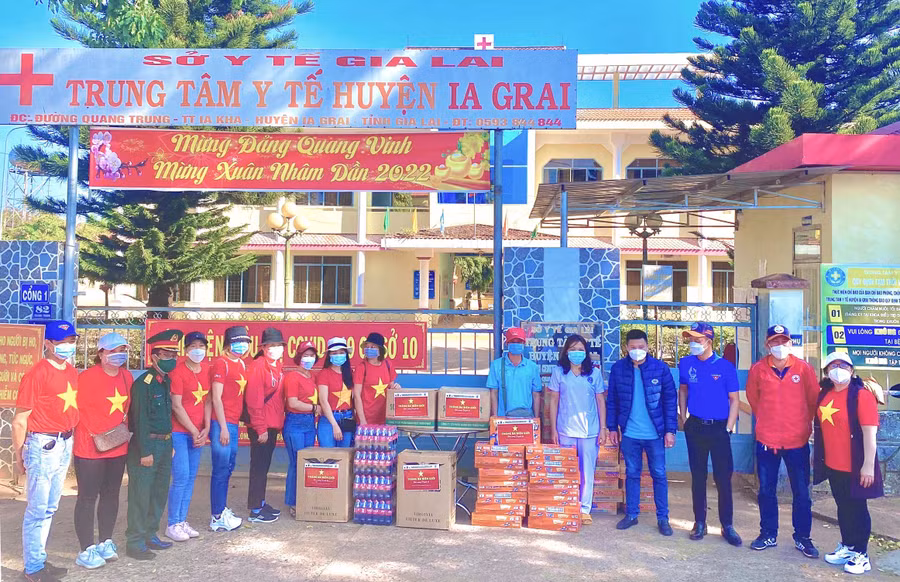 Các thành viên tham gia chương trình tặng khẩu trang và nhu yếu phẩm cho các y-bác sĩ, bệnh nhân tại Bệnh viện điều trị Covid-19 cơ sở 10 huyện Ia Grai. Ảnh: Ngọc Minh